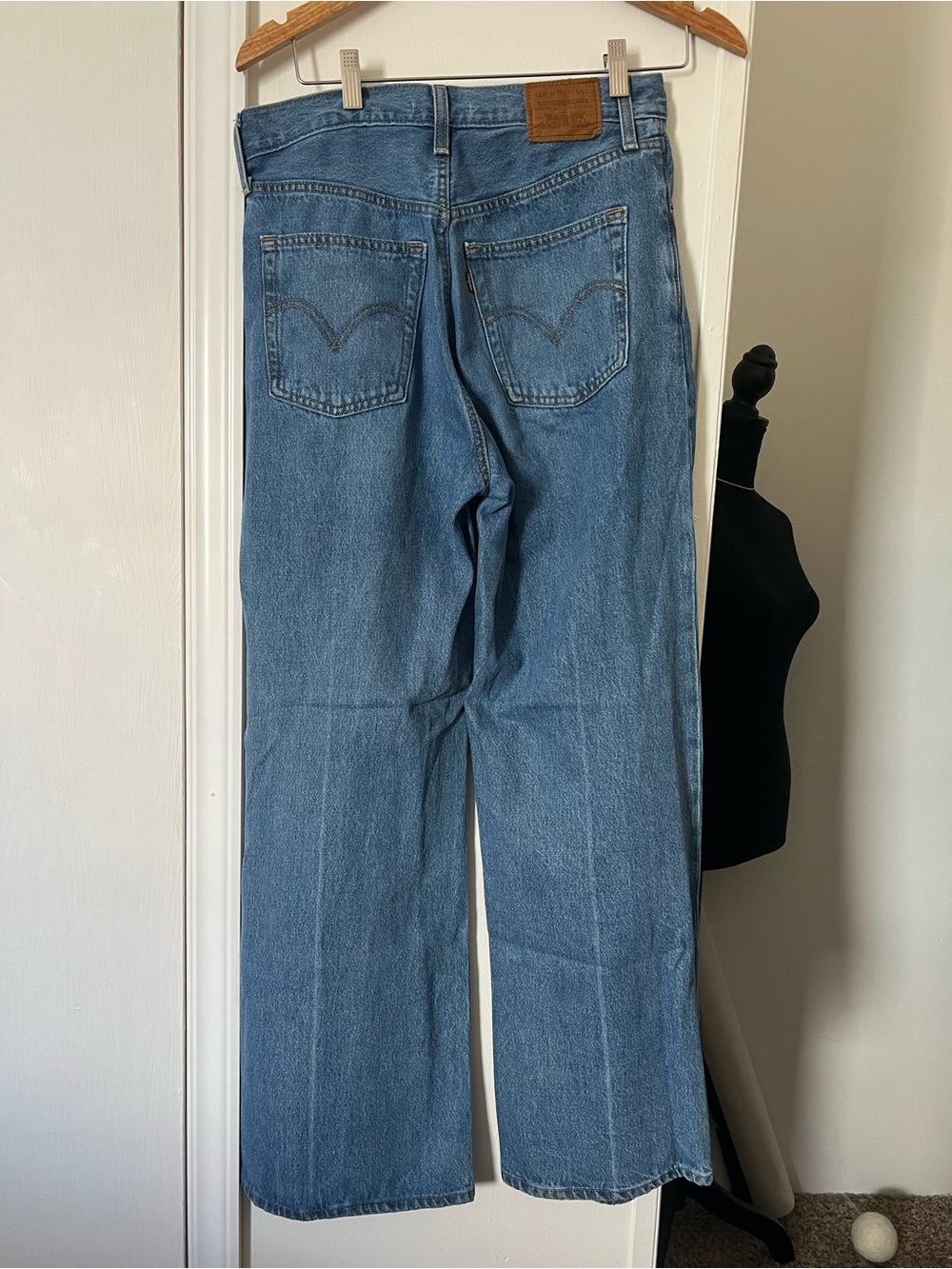 Levi’s Premium Ribcage Wide Leg Jeans Size 28 Medium Wash High Rise Denim - Picture 5 of 8